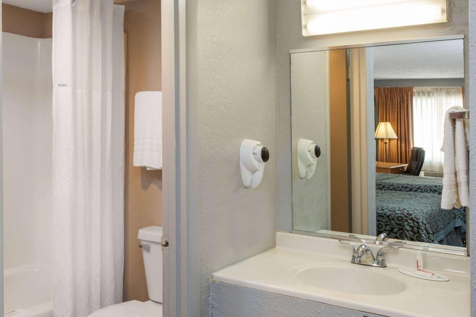 Days Inn By Wyndham Farmer City Экстерьер фото